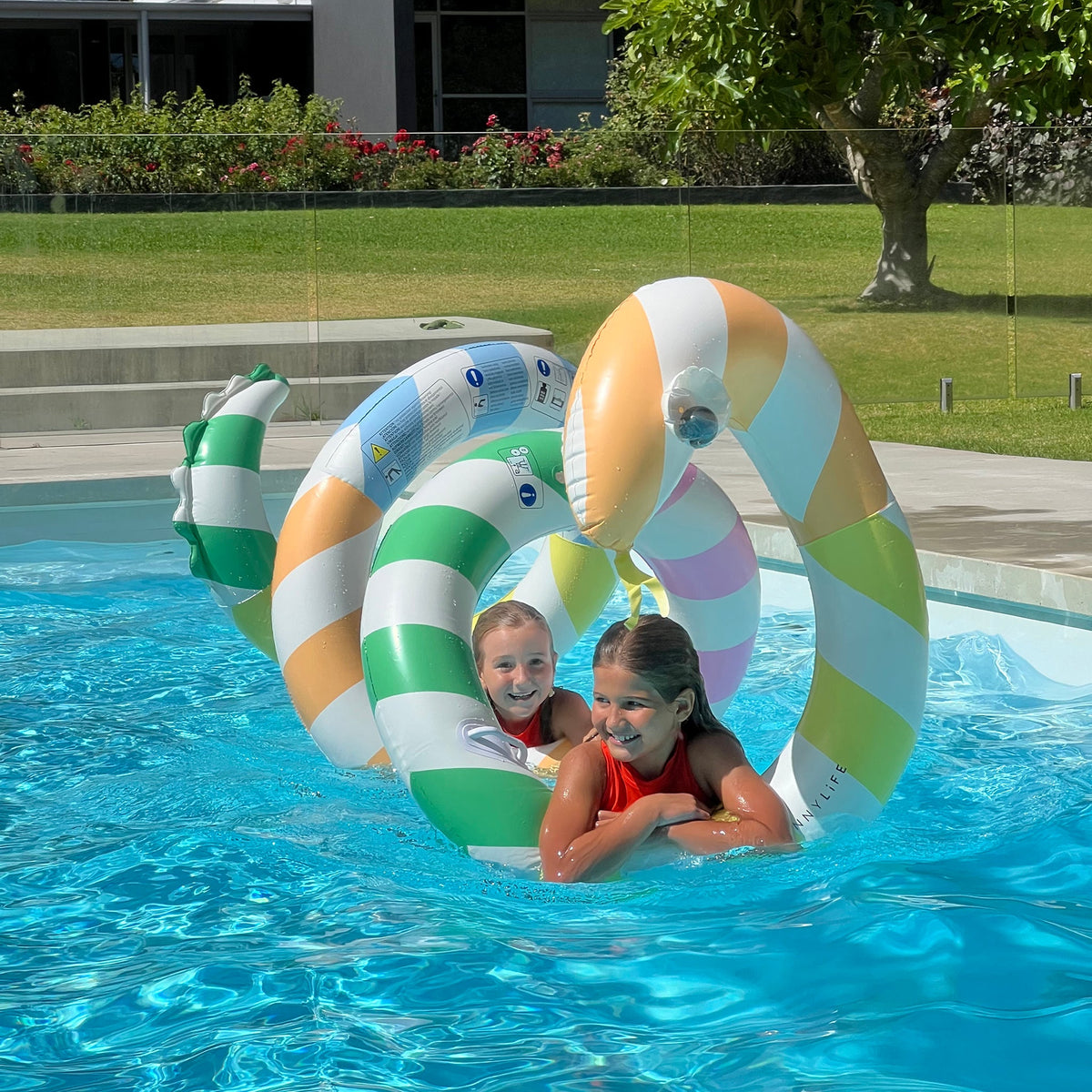 Sunnylife - Diversión en la piscina con la serpiente gigante inflable y tumbona