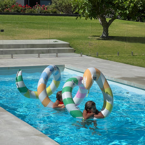 Sunnylife - Diversión en la piscina con la serpiente gigante inflable y tumbona