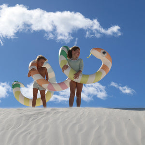 Sunnylife - Diversión en la piscina con la serpiente gigante inflable y tumbona