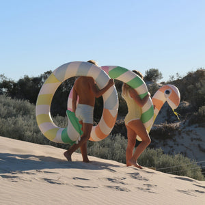 Sunnylife - Diversión en la piscina con la serpiente gigante inflable y tumbona