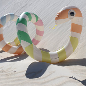 Sunnylife - Diversión en la piscina con la serpiente gigante inflable y tumbona