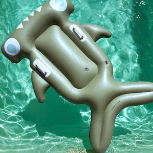 Sunnylife - Flotador de tiburón Salty the Shark para piscina y mar para niños