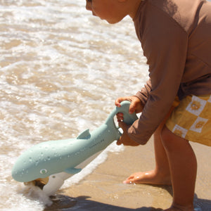 Sunnylife - Juguete de ballena verde para recoger arena
