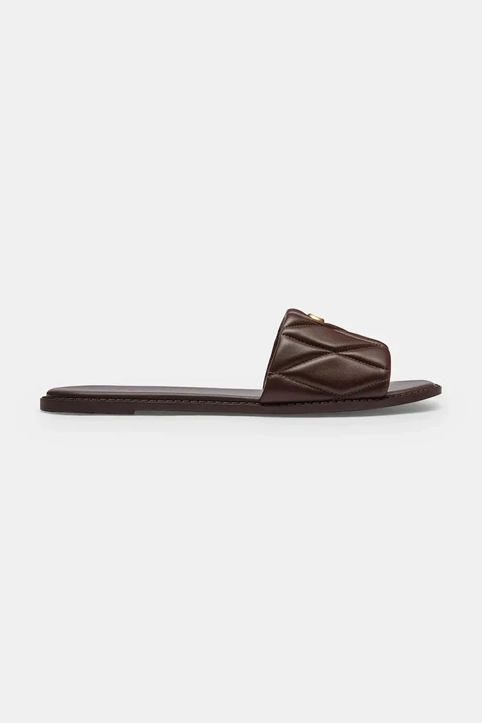 Sandalias planas de piel Coach Holly Quilted de mujer