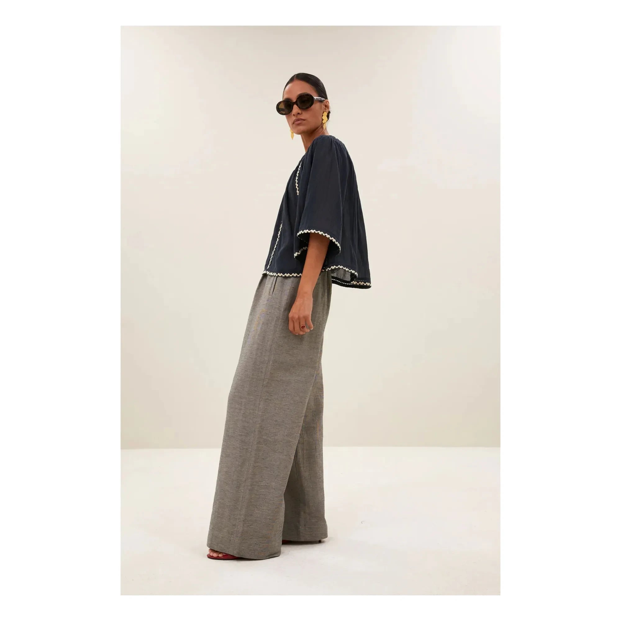 By Bar - Blusa Emmi de algodón orgánico bordado | Carbón