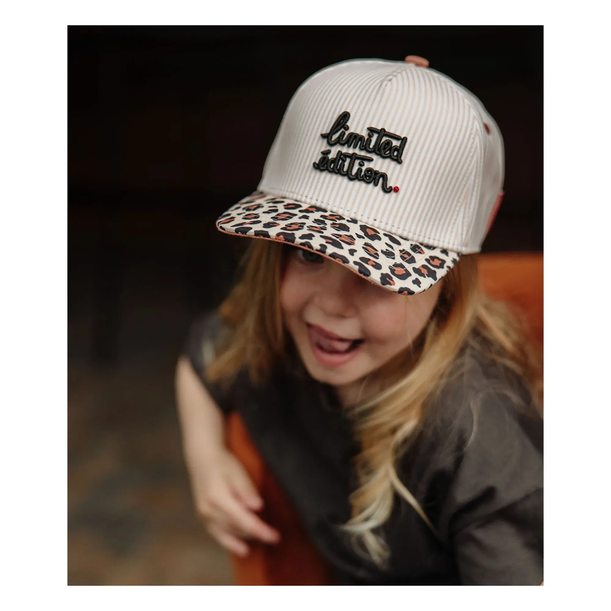 Hello Hossy - Gorra con visera curva de algodón orgánico con estampado de leopardo | Crema