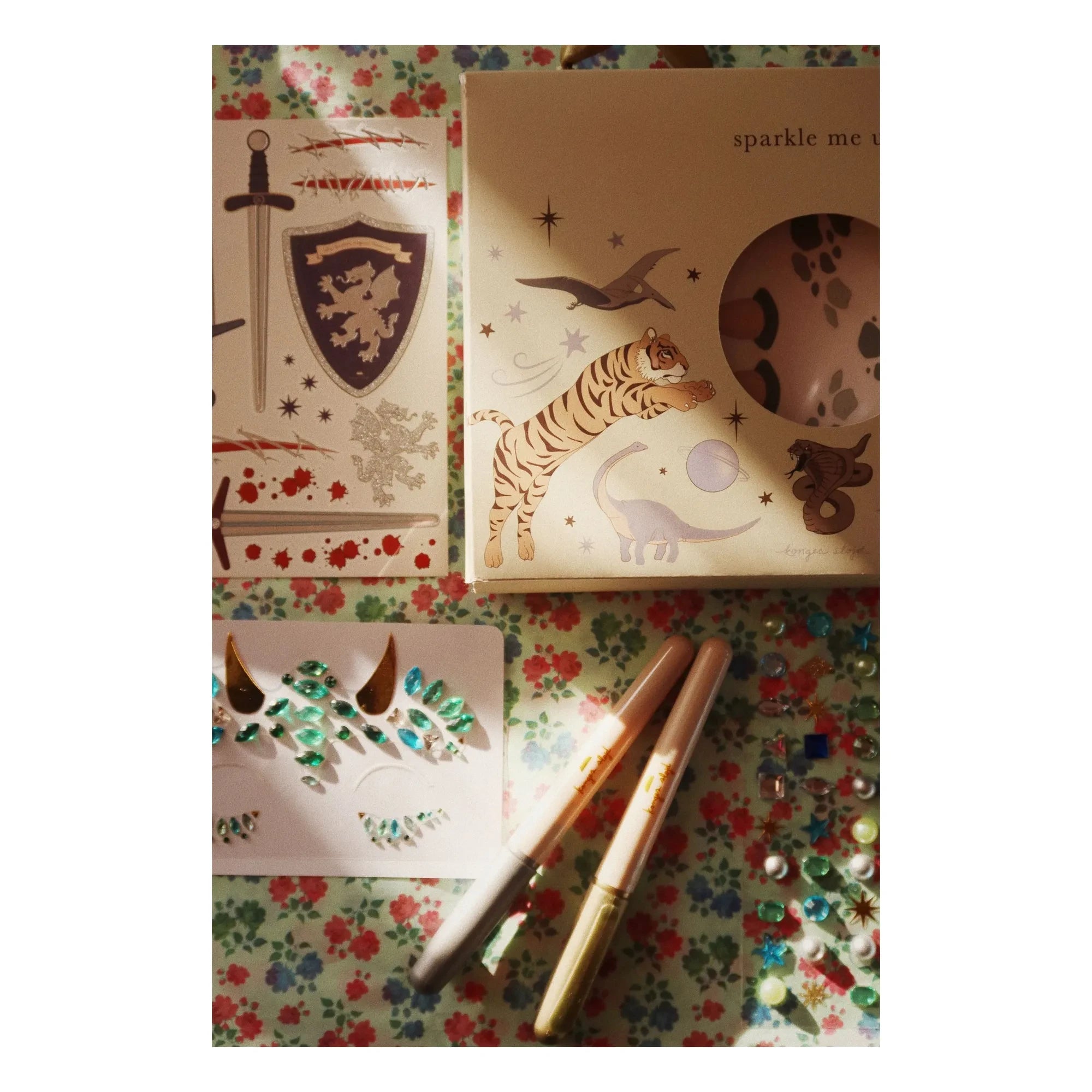 Konges Sløjd - Set de tatuajes temporales y joyas faciales | Verde