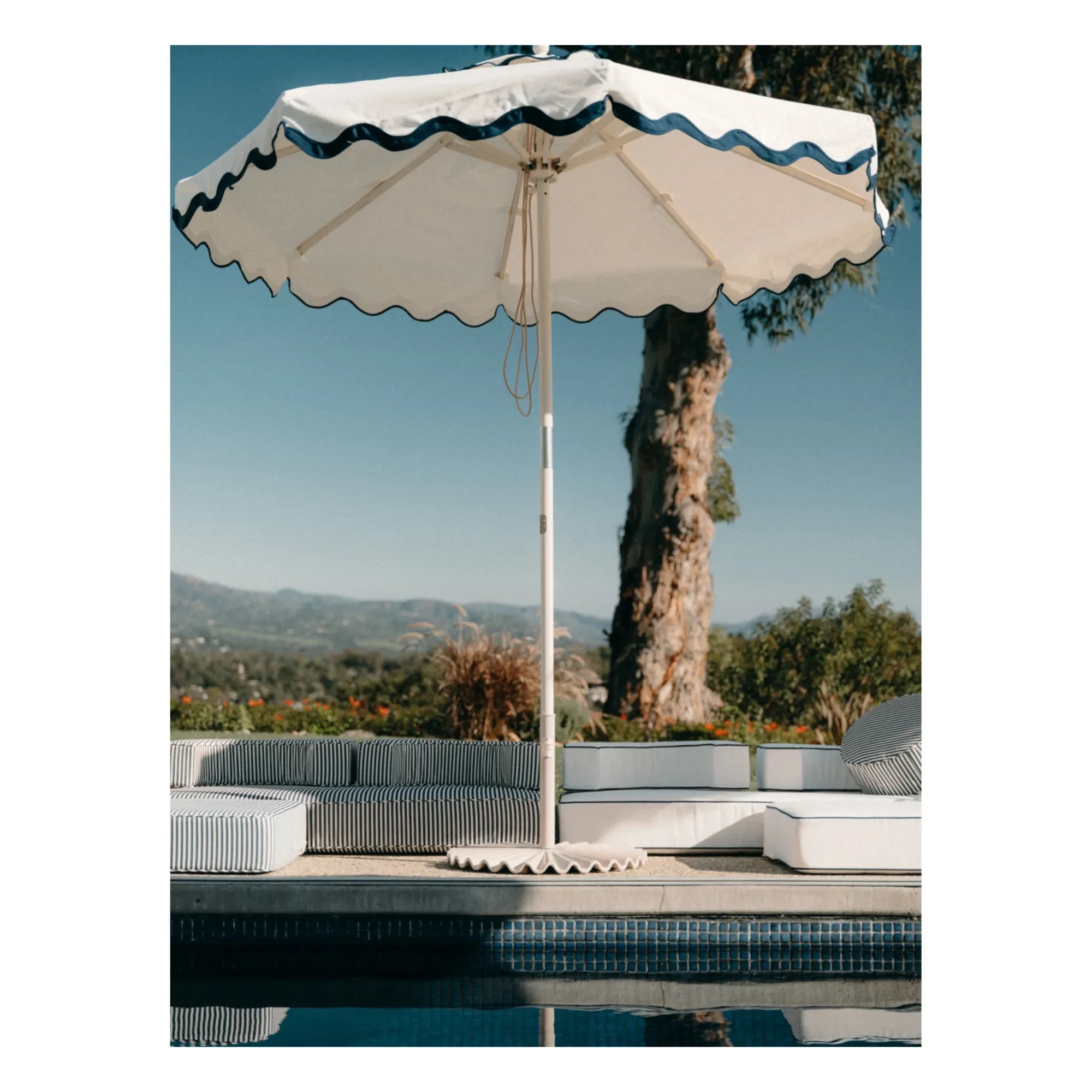 Business & Pleasure Co. - Base para sombrilla moldeada | Blanca