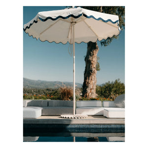 Business & Pleasure Co. - Base para sombrilla moldeada | Blanca