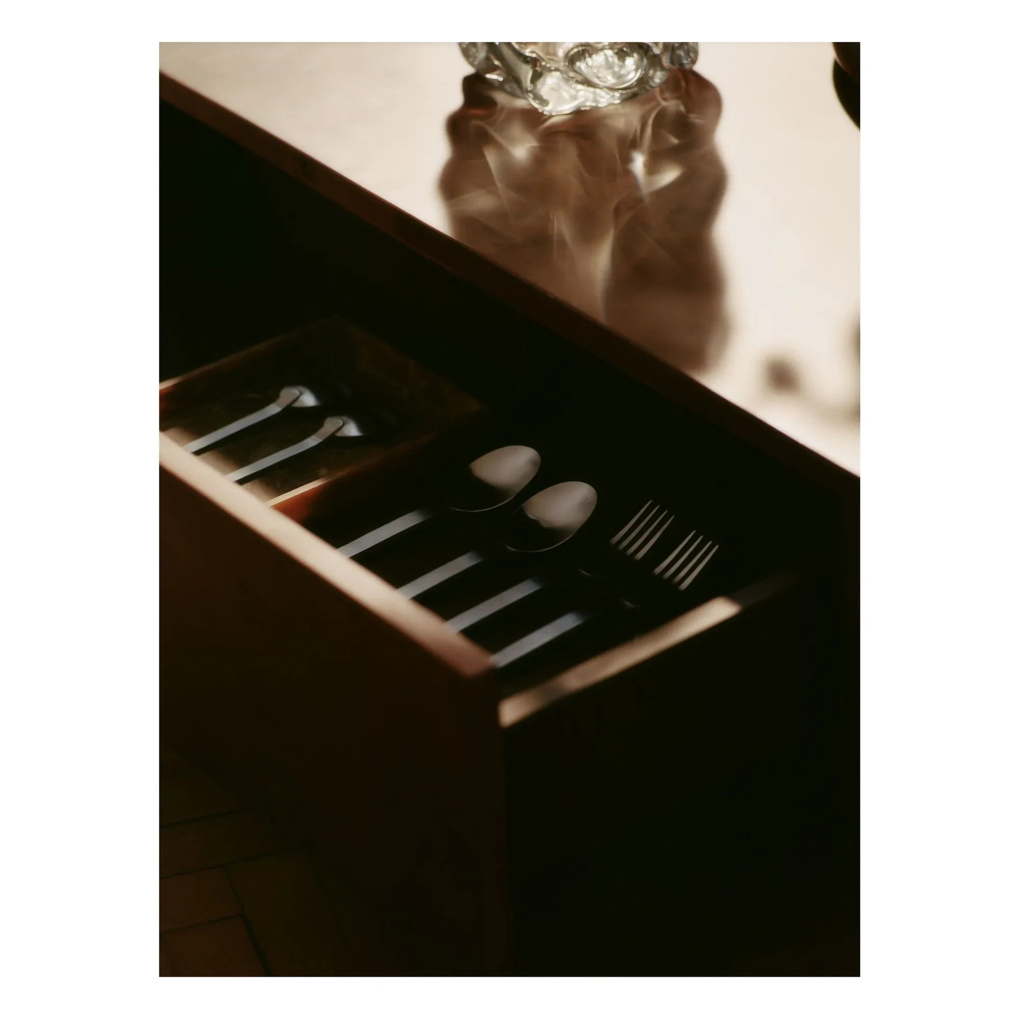 Ferm Living - Mesa auxiliar con cajón de madera FSC Blur Storage | Madera oscura