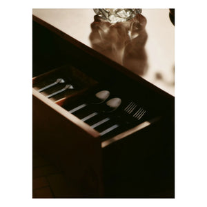 Ferm Living - Mesa auxiliar con cajón de madera FSC Blur Storage | Madera oscura
