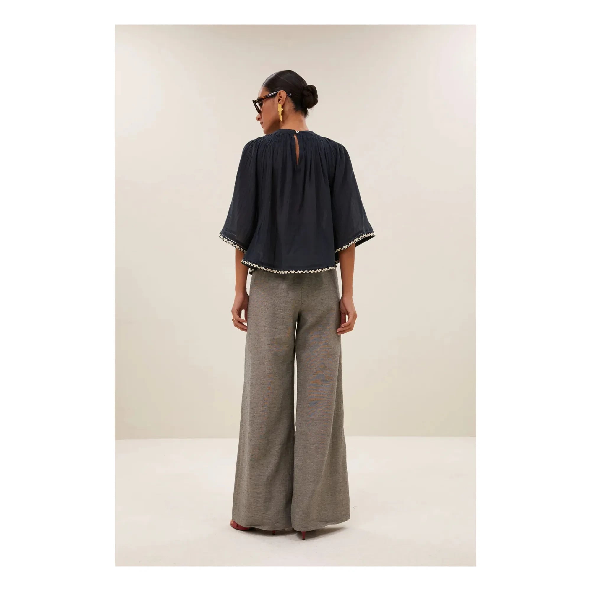 By Bar - Blusa Emmi de algodón orgánico bordado | Carbón