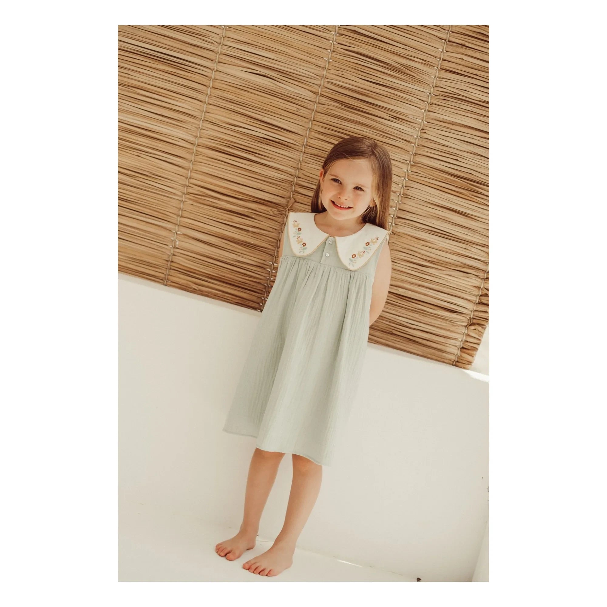 THE LiTTLE POETS - Vestido de algodón orgánico bordado con cuello Peter Pan | Verde almendra