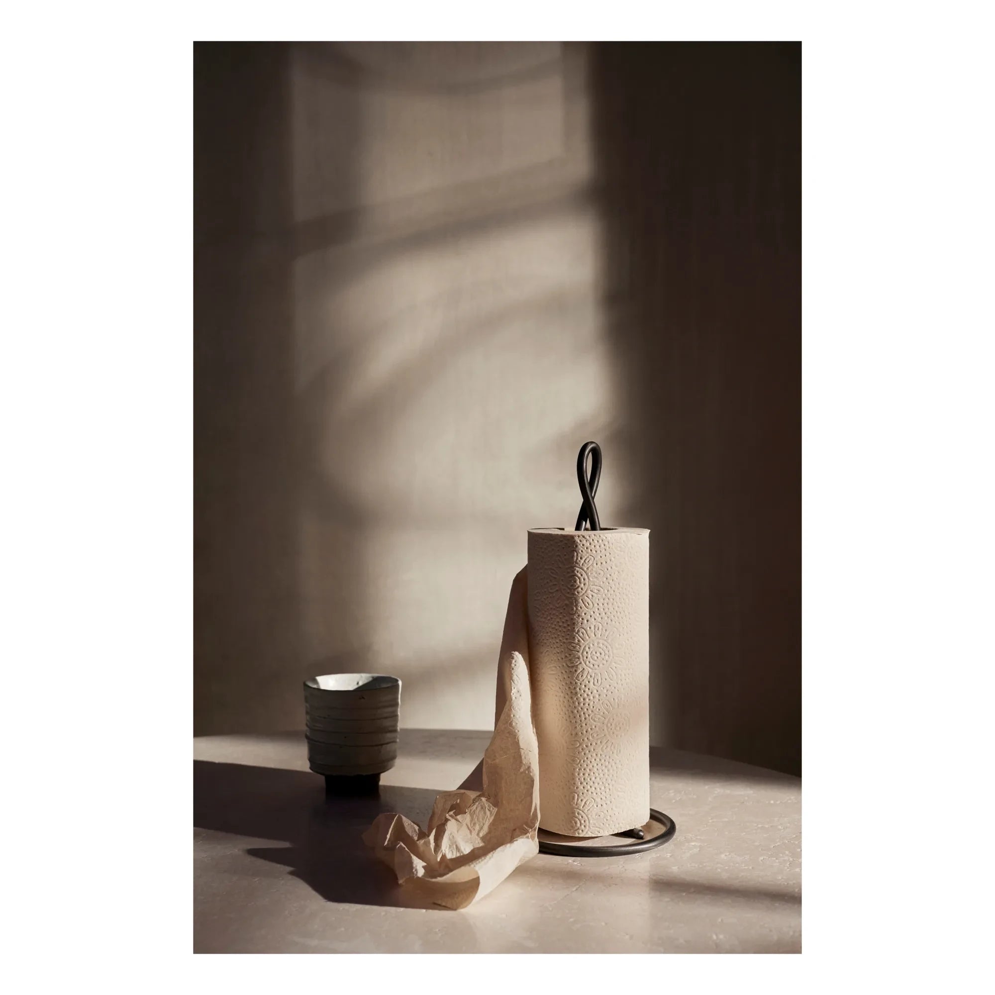 Ferm Living - Portarrollos de papel de cocina Curvature | Negro
