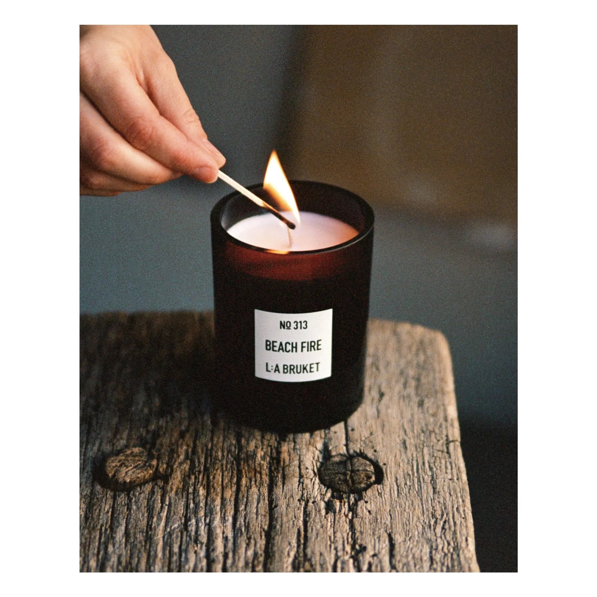 L:A BRUKET - Vela aromática Beach Fire - 260 g | Incoloro