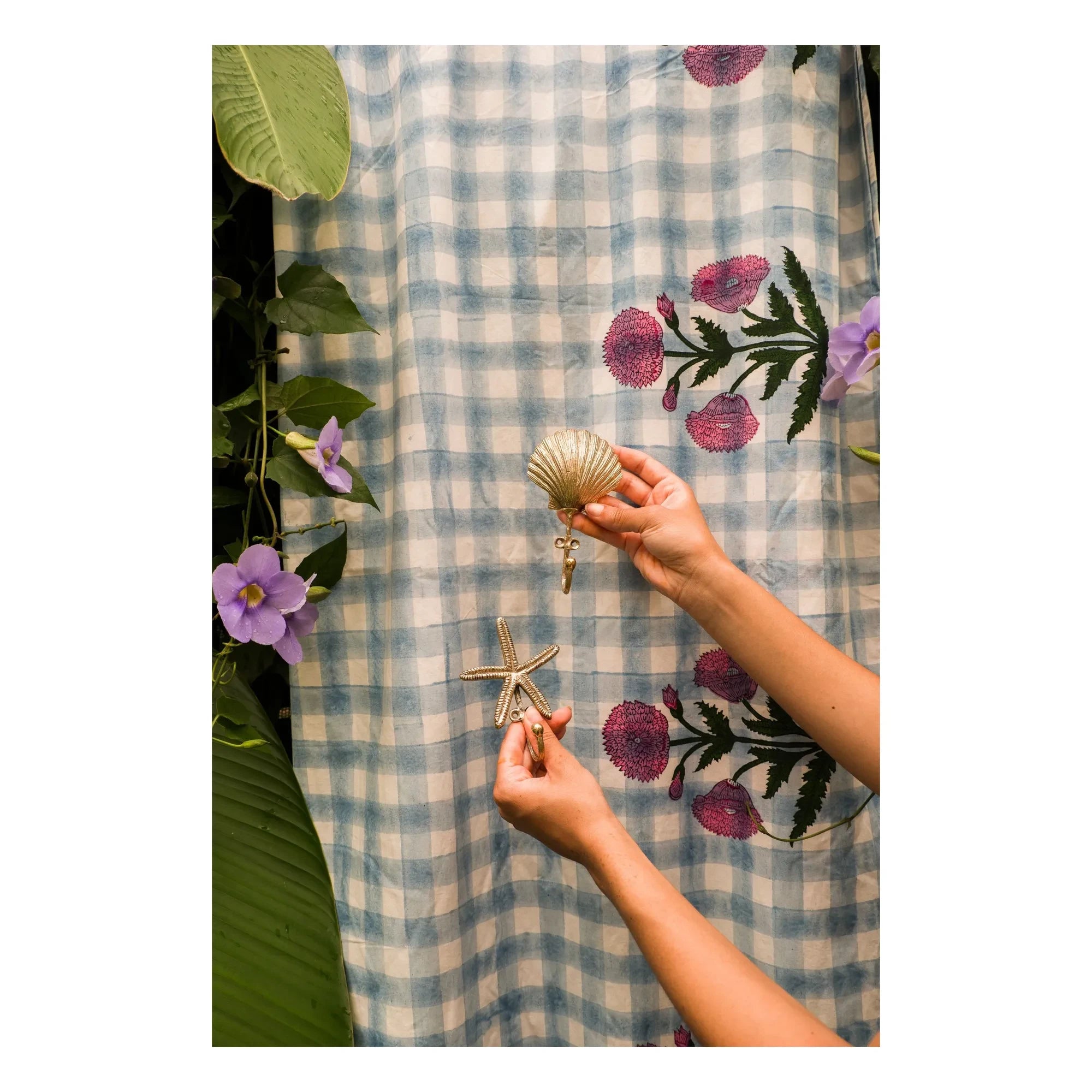 Doing Goods - Colgador de pared de latón con forma de estrella de mar Sienna | Latón