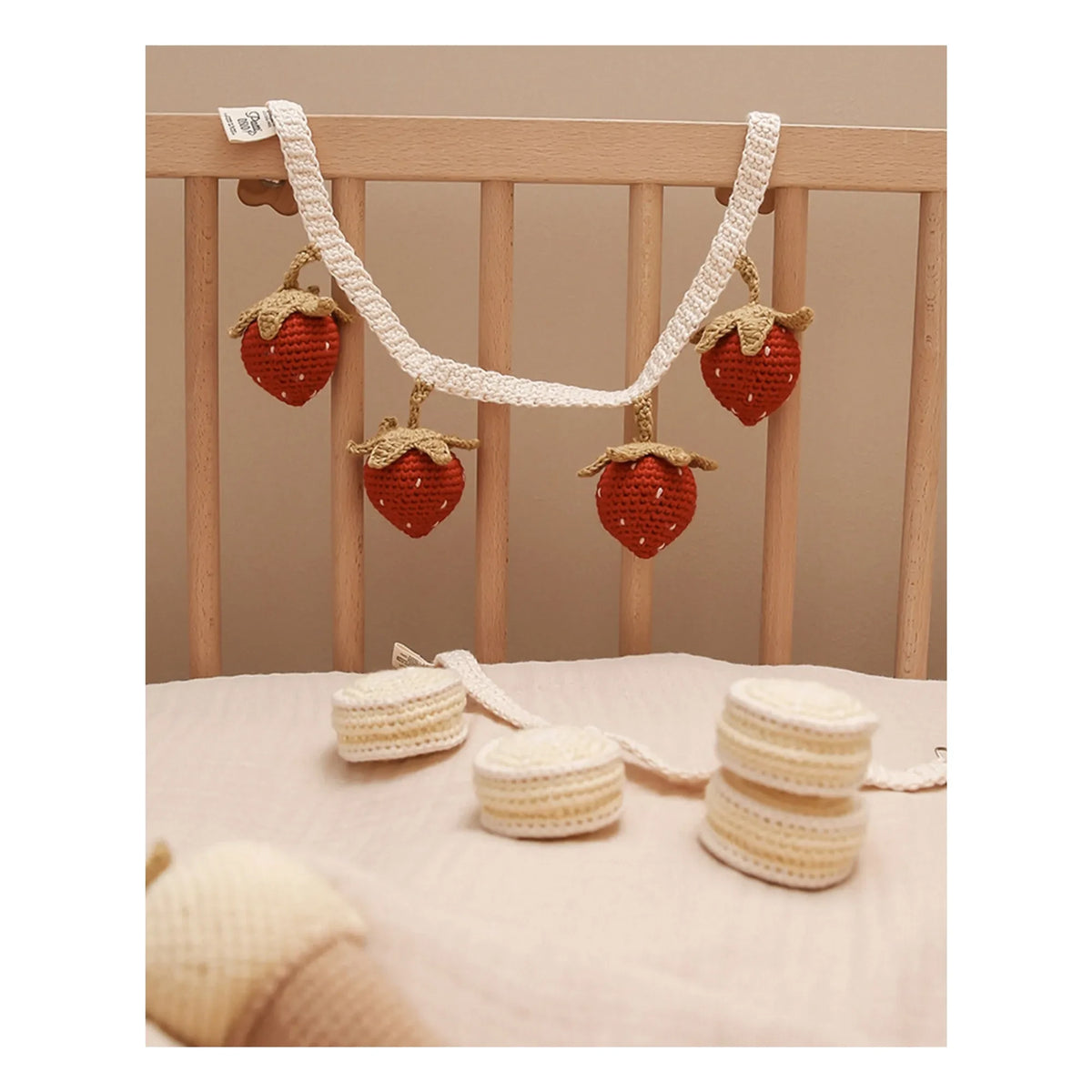 Patti Oslo - Cadena para cochecito con fresas | Rojo
