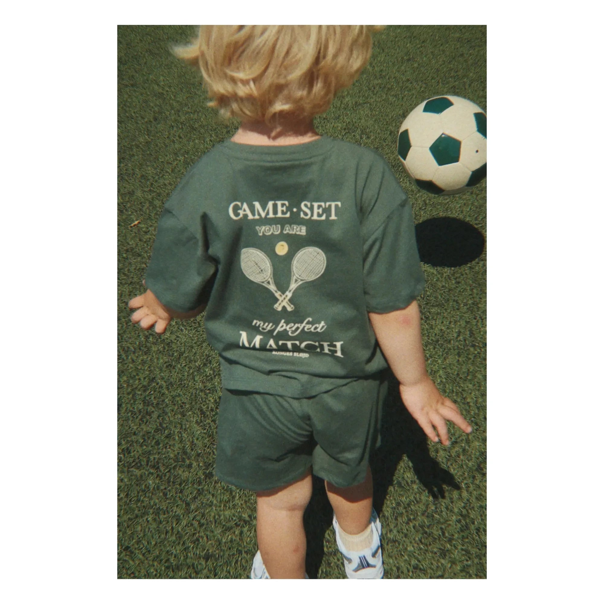 Konges Sløjd - Conjunto de camiseta y pantalón corto Famo Tenis de algodón orgánico | Verde oscuro