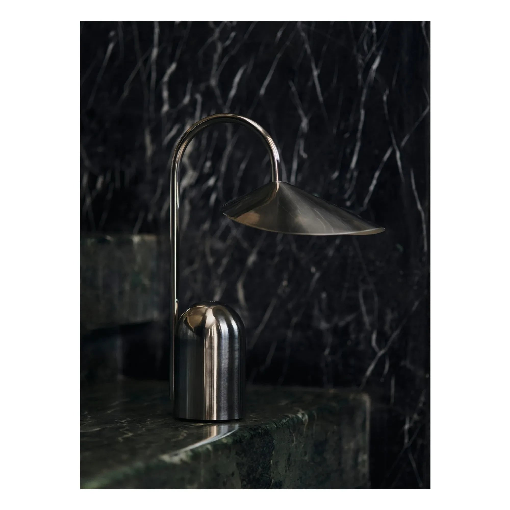 Ferm Living - Lámpara de mesa Arum | Acero