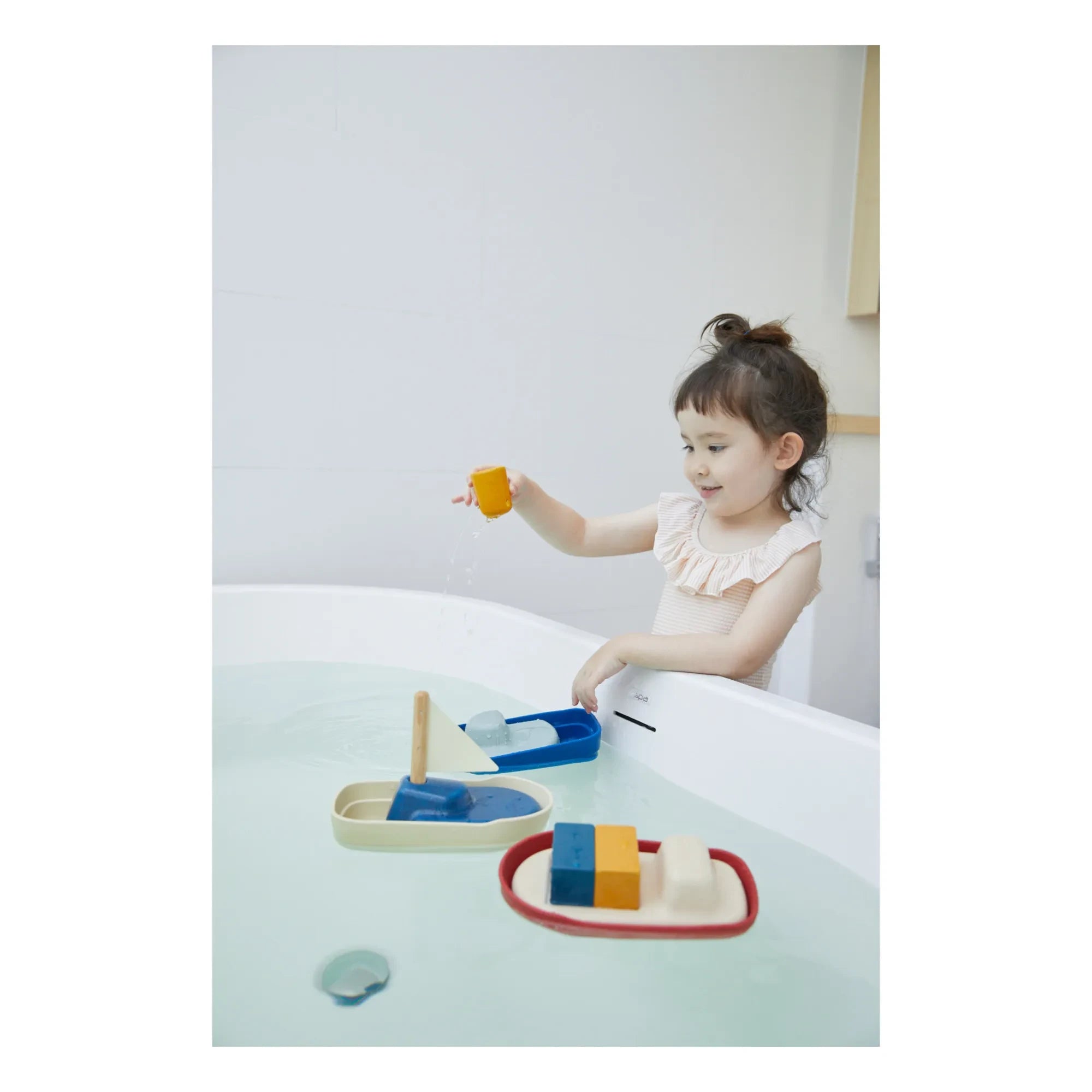Plan Toys - Barco de caucho natural
