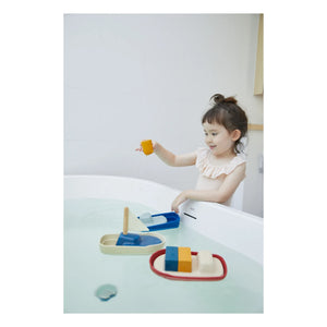 Plan Toys - Barco de caucho natural