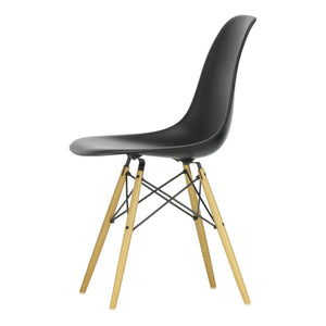 Vitra - Silla DSW de plástico - Base de arce - Charles & Ray Eames | Negra