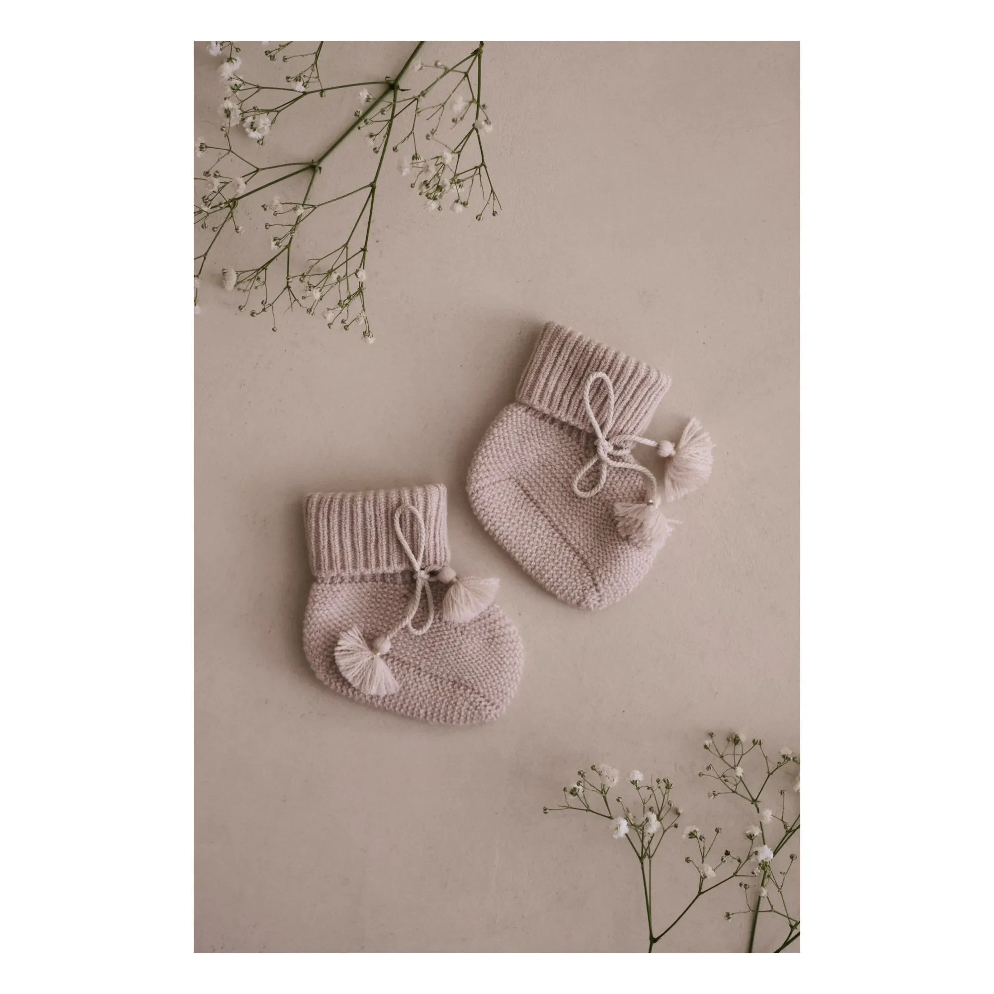 Gentil Coquelicot - Patucos de punto y bolsita bordada | Gris perla