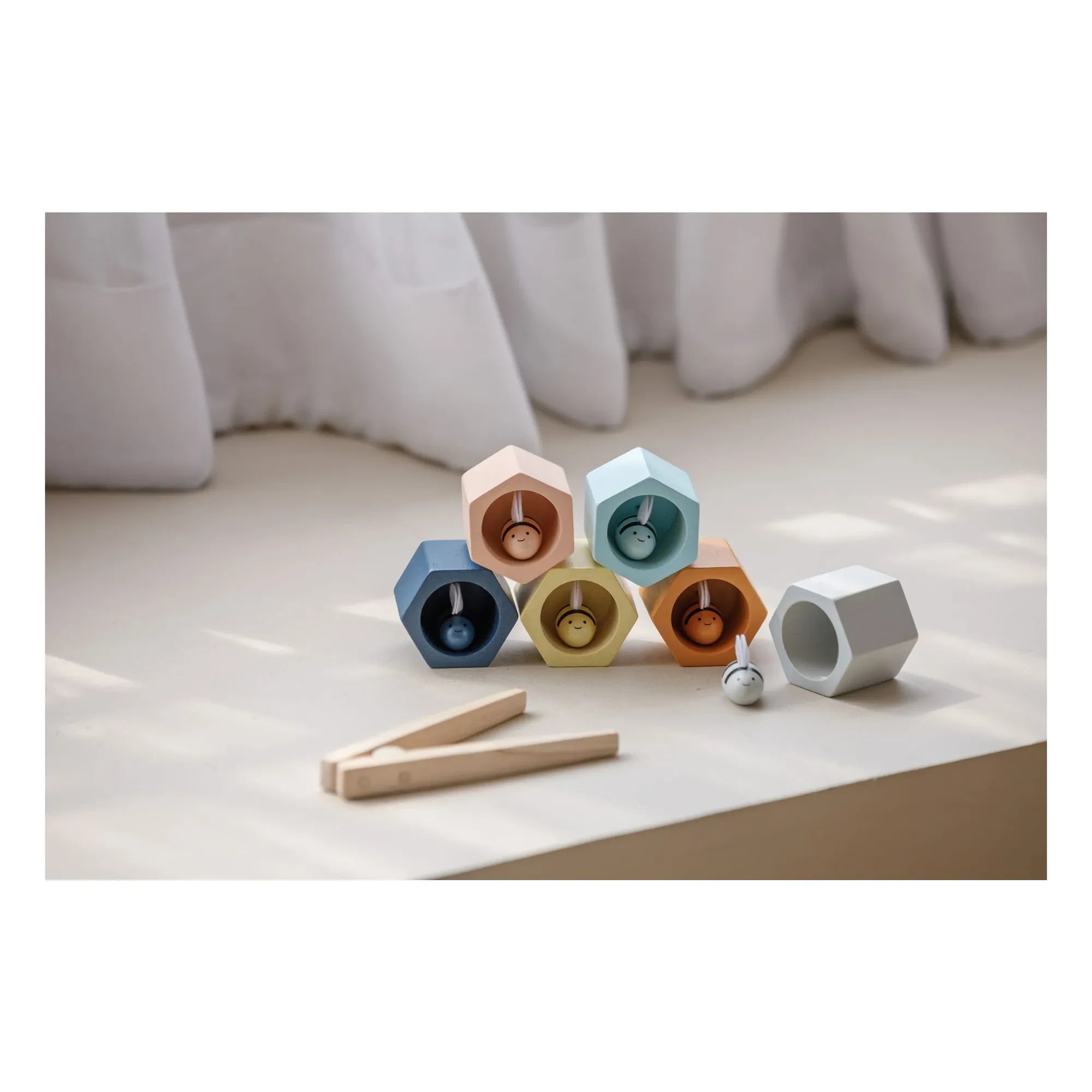 Plan Toys - Pinzas de panal de abeja