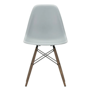 Vitra - Silla DSW de plástico - base de arce - Charles & Ray Eames | Gris claro