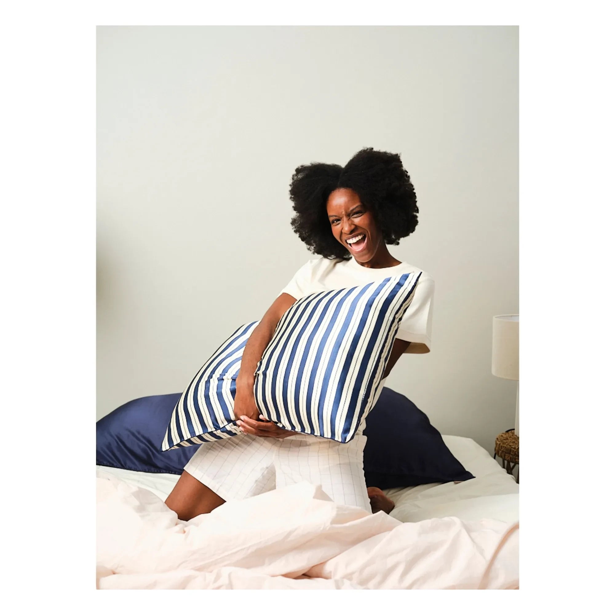Funda de almohada de seda de morera con estampado de rayas Emily's Pillow | Azul oscuro