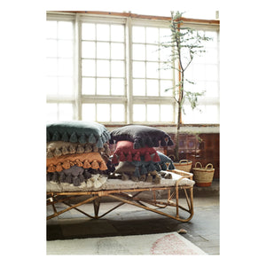 Madam Stoltz - Funda de almohada con pompones | Blanco