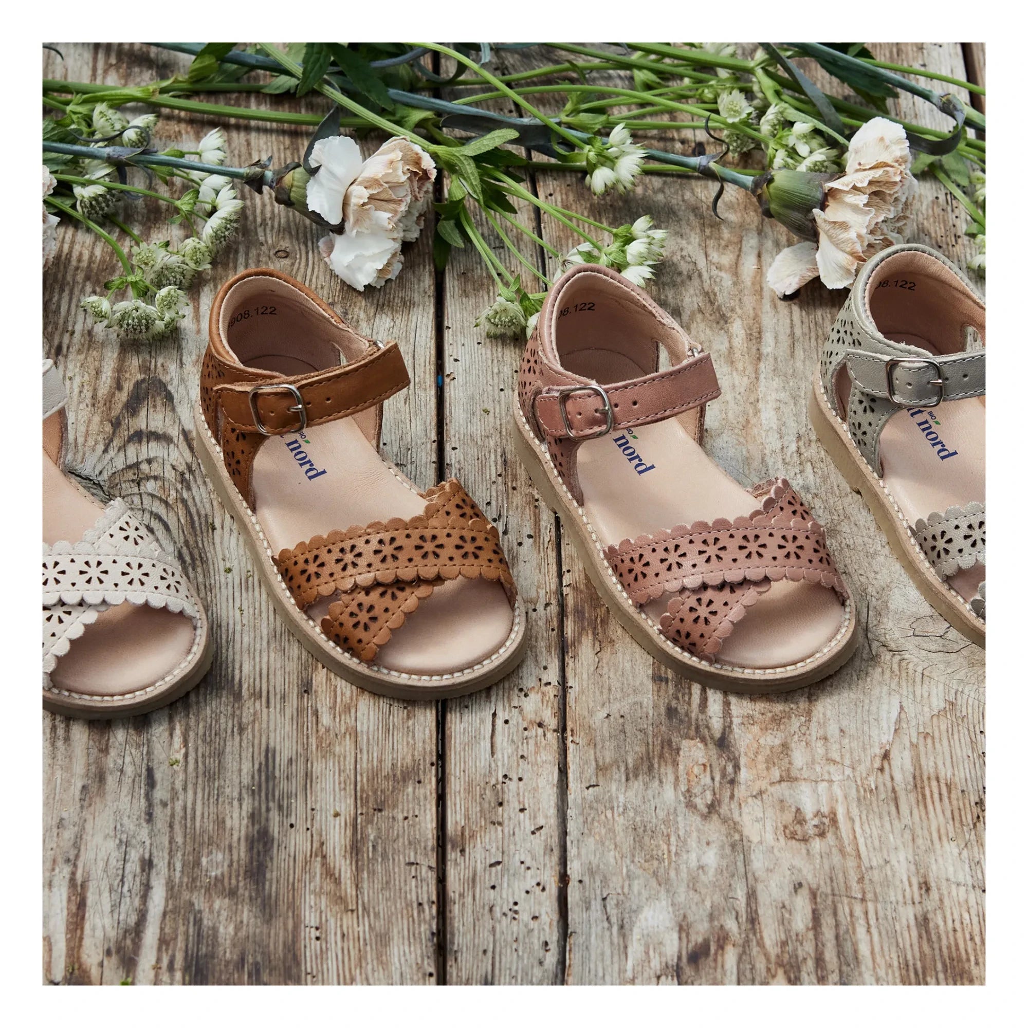Petit Nord - Sandalias Cruzadas Florales con Tiras | Crema