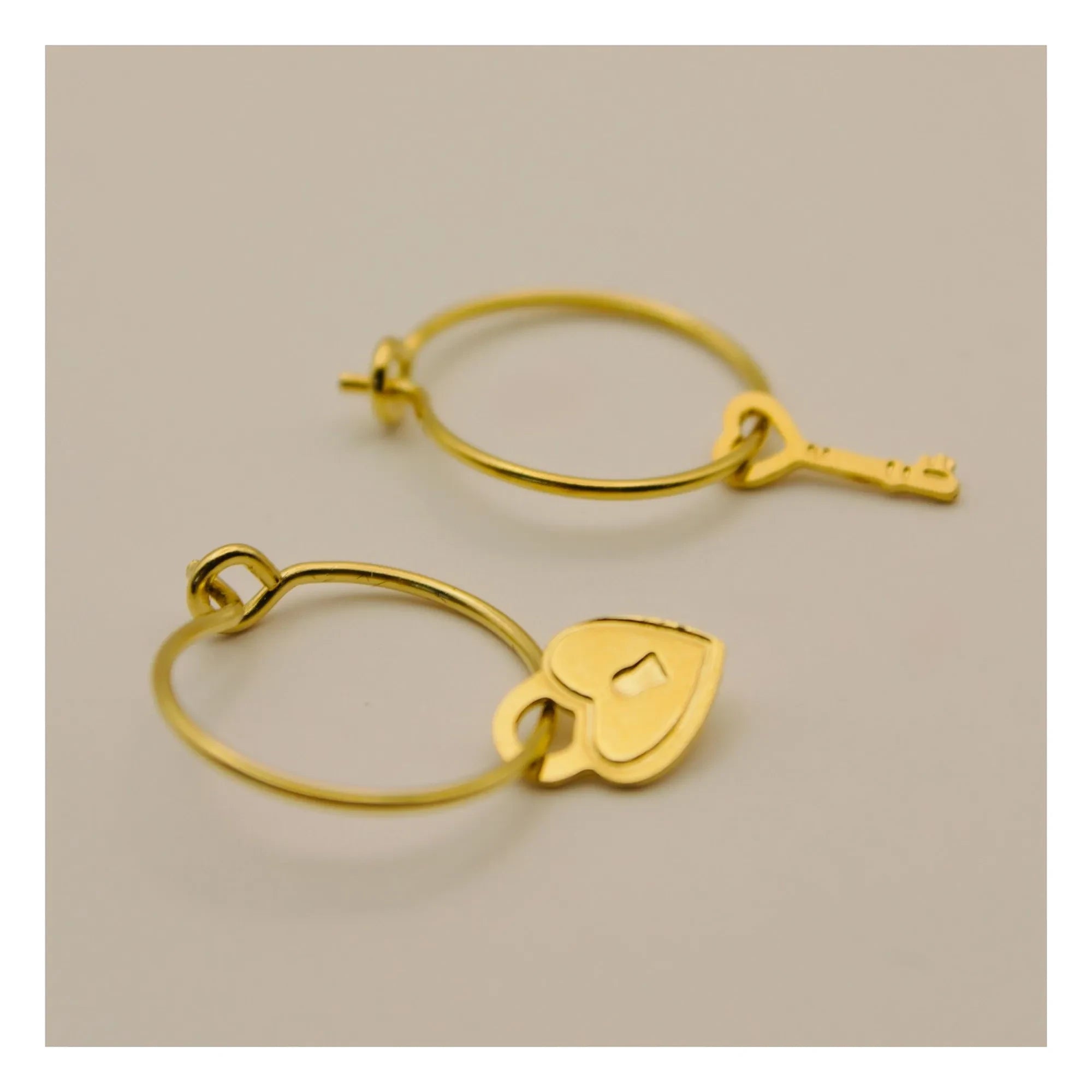 Adorabili - Pendientes de aro asimétricos ocultos | Oro
