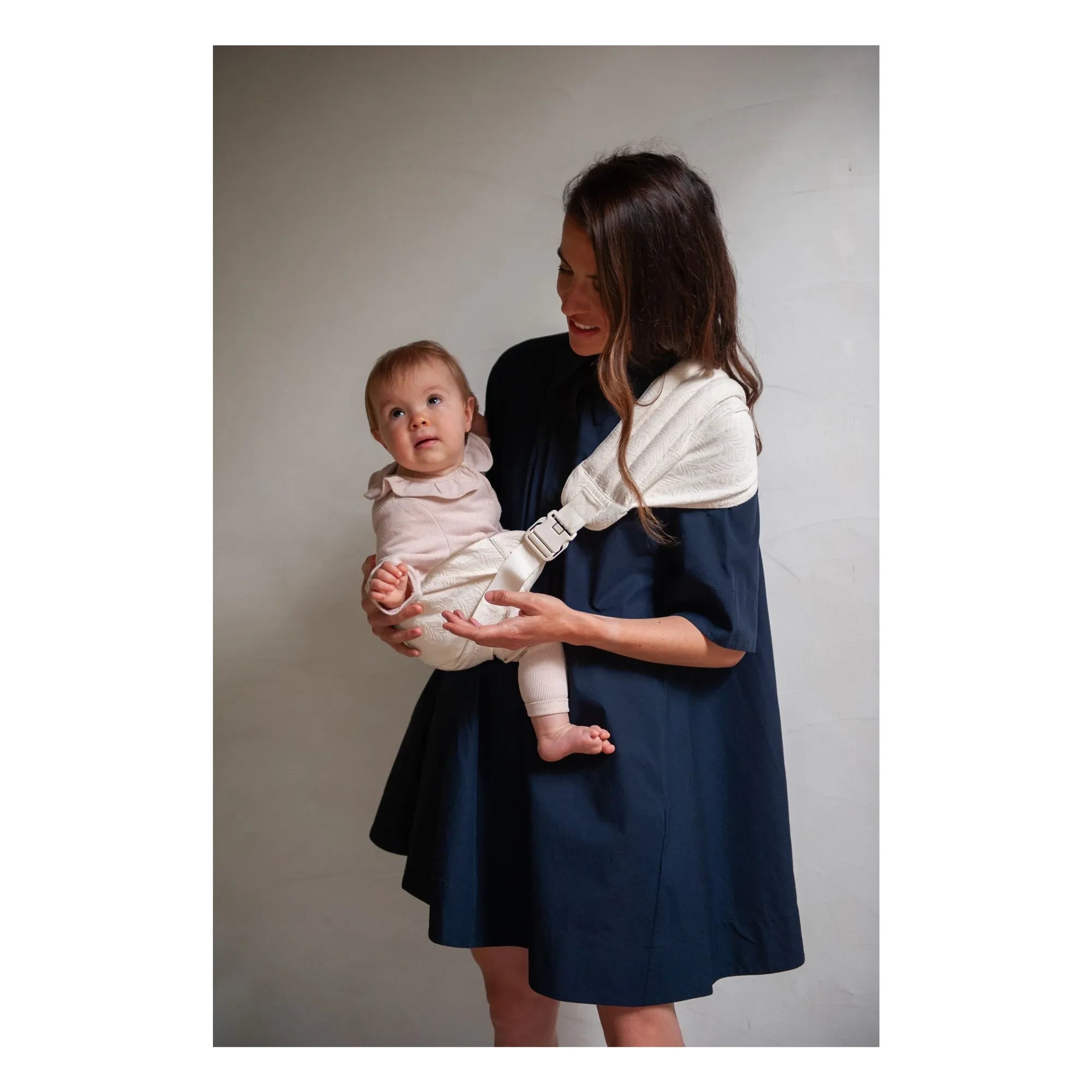 Mama Hangs - Mochila portabebés Carry & Walk | Crudo