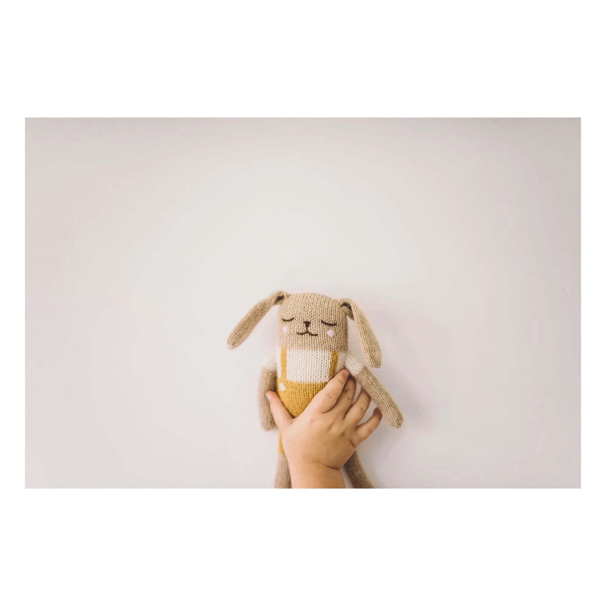 Main Sauvage - Doudou Conejo Amarillo