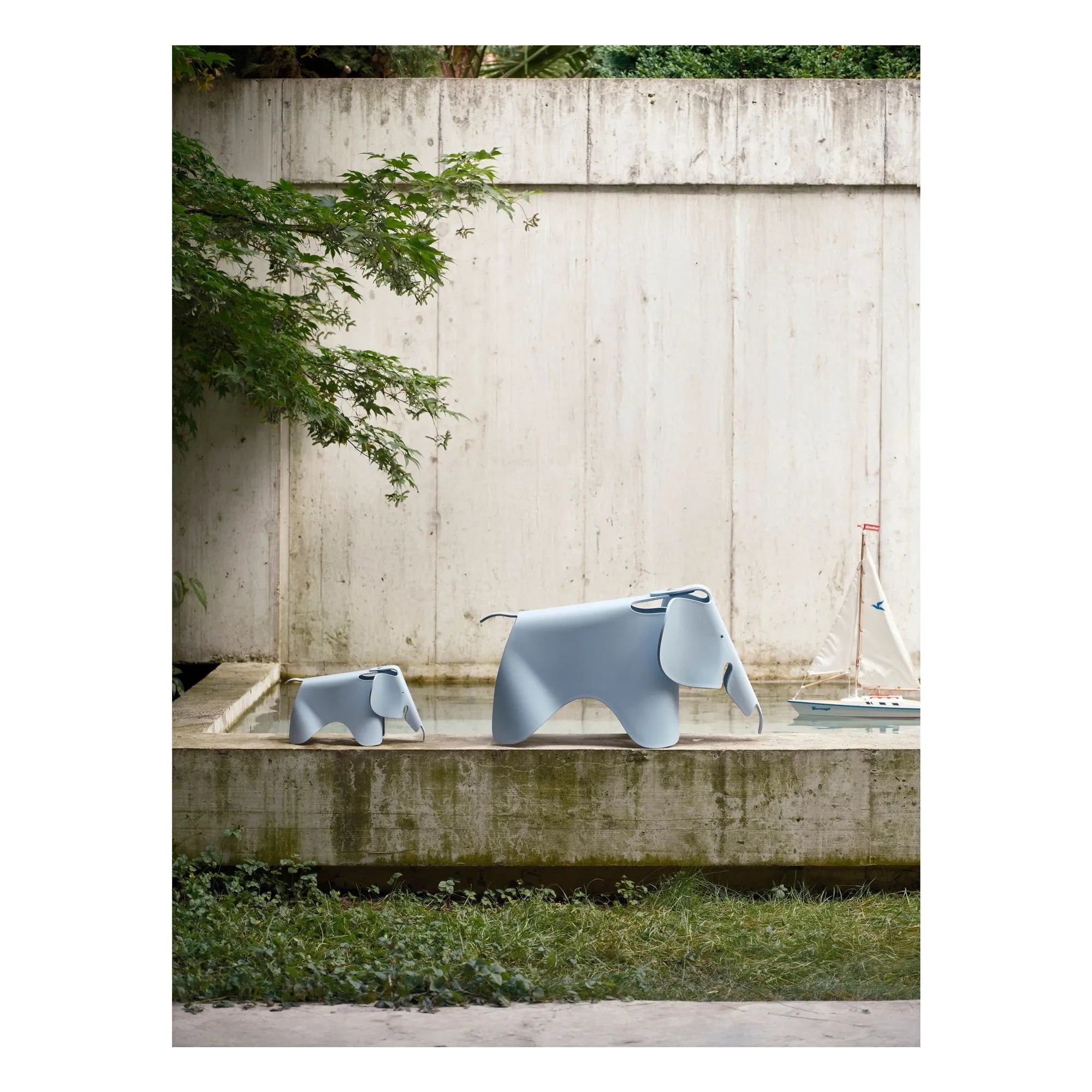 Vitra - Tabure elefante Eames pequeño | Azul claro