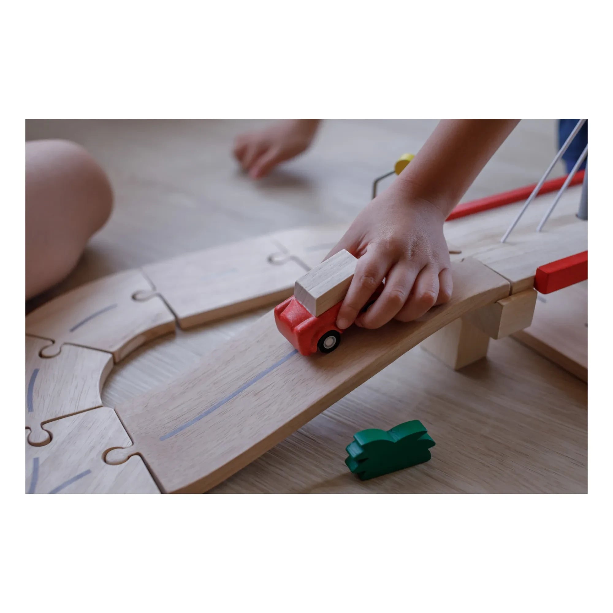 Plan Toys - Pista de coches de madera y accesorios