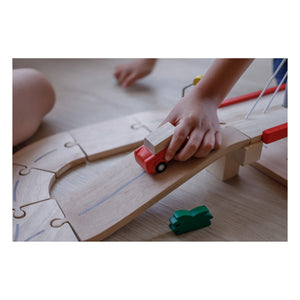 Plan Toys - Pista de coches de madera y accesorios