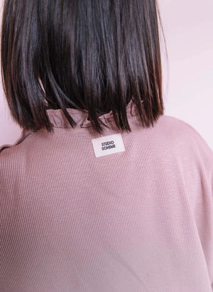 Studio Bohème - Camiseta de algodón orgánico con cuello fruncido | Rosewood