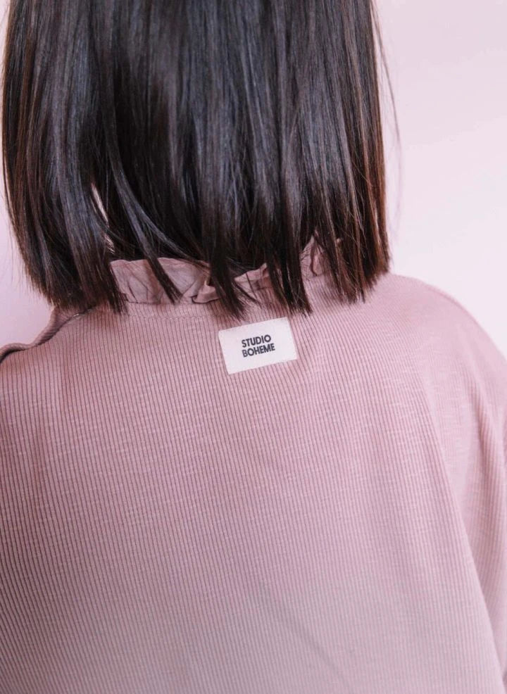 Studio Bohème - Camiseta de algodón orgánico con cuello fruncido | Rosewood