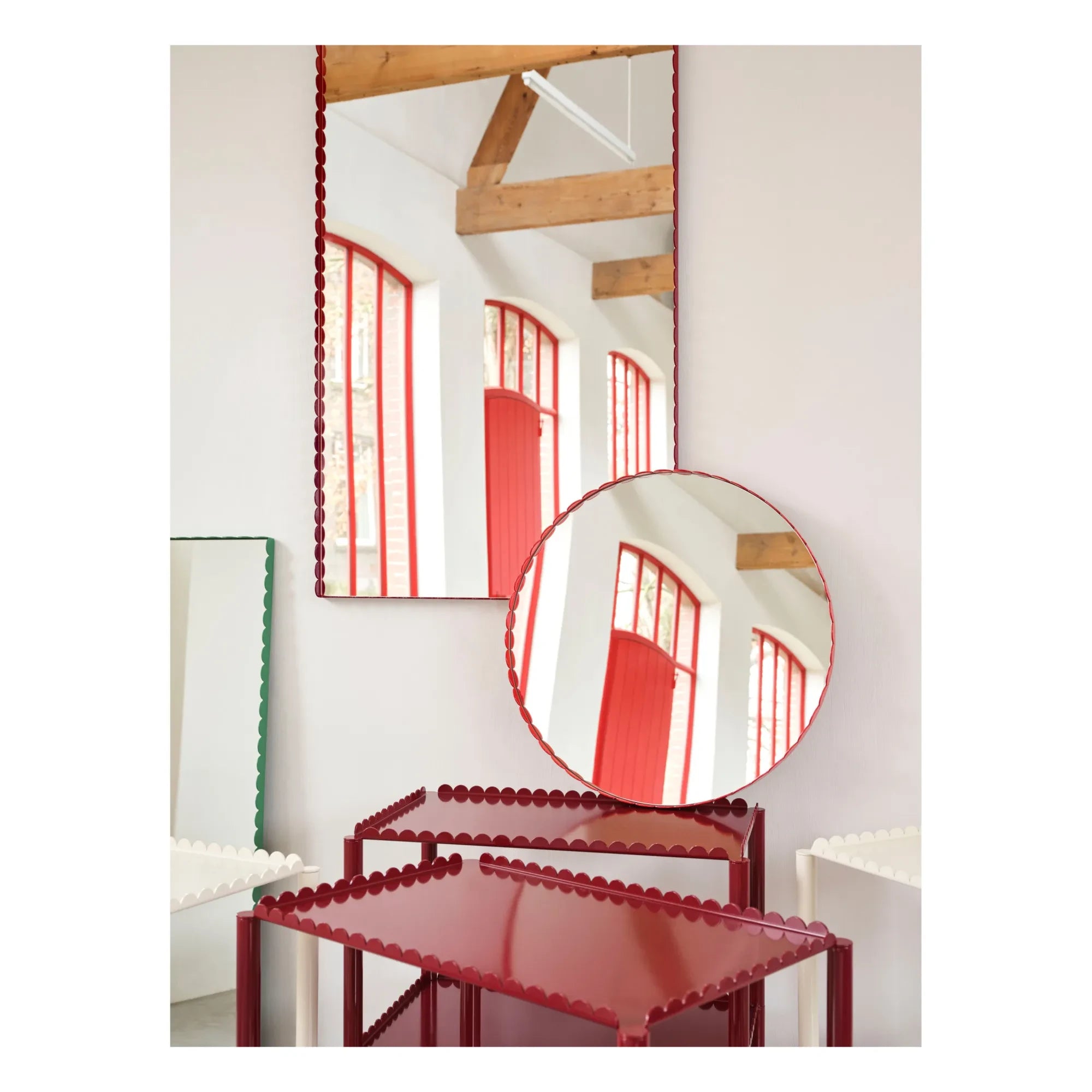 Hay - Espejo Arcs - Muller Van Severen | Rojo
