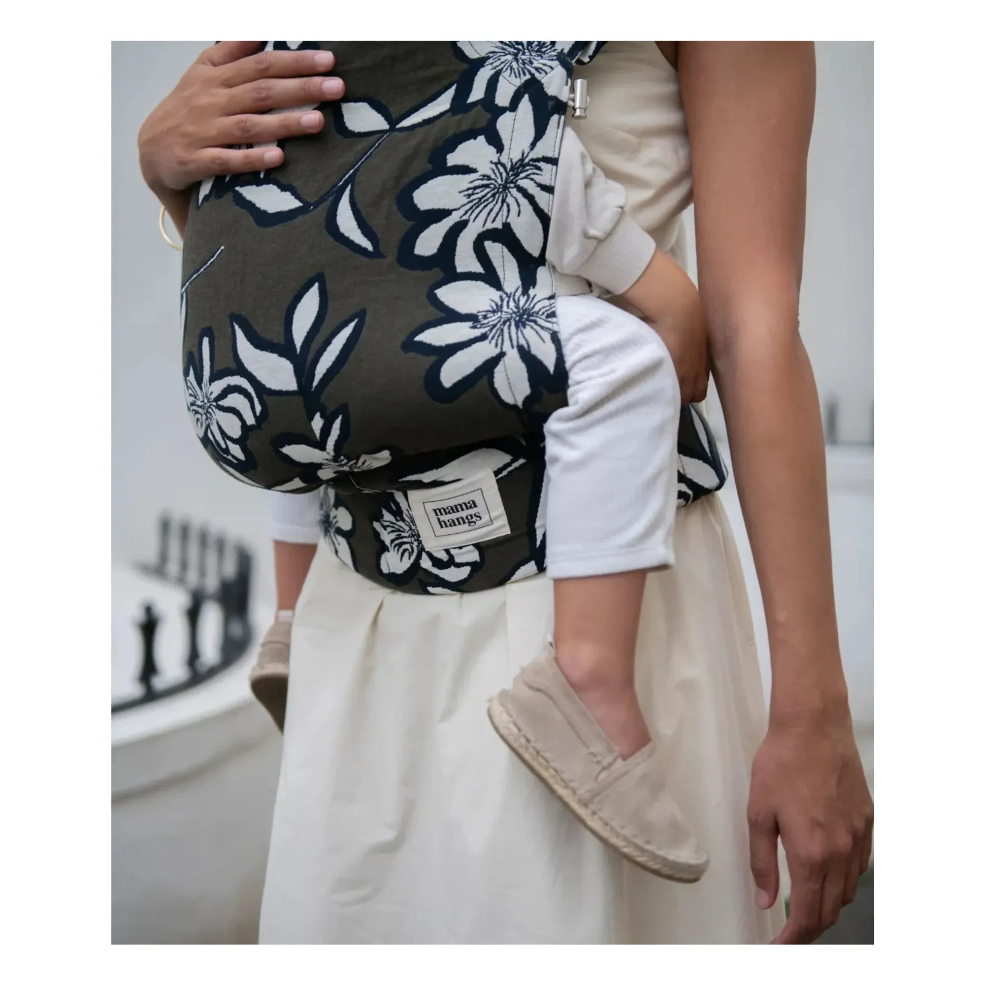 Mama Hangs - Mochila portabebés Carry & Bloom | Caqui