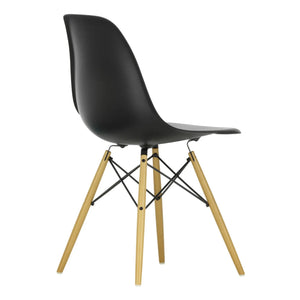 Vitra - Silla DSW de plástico - Base de arce - Charles & Ray Eames | Negra