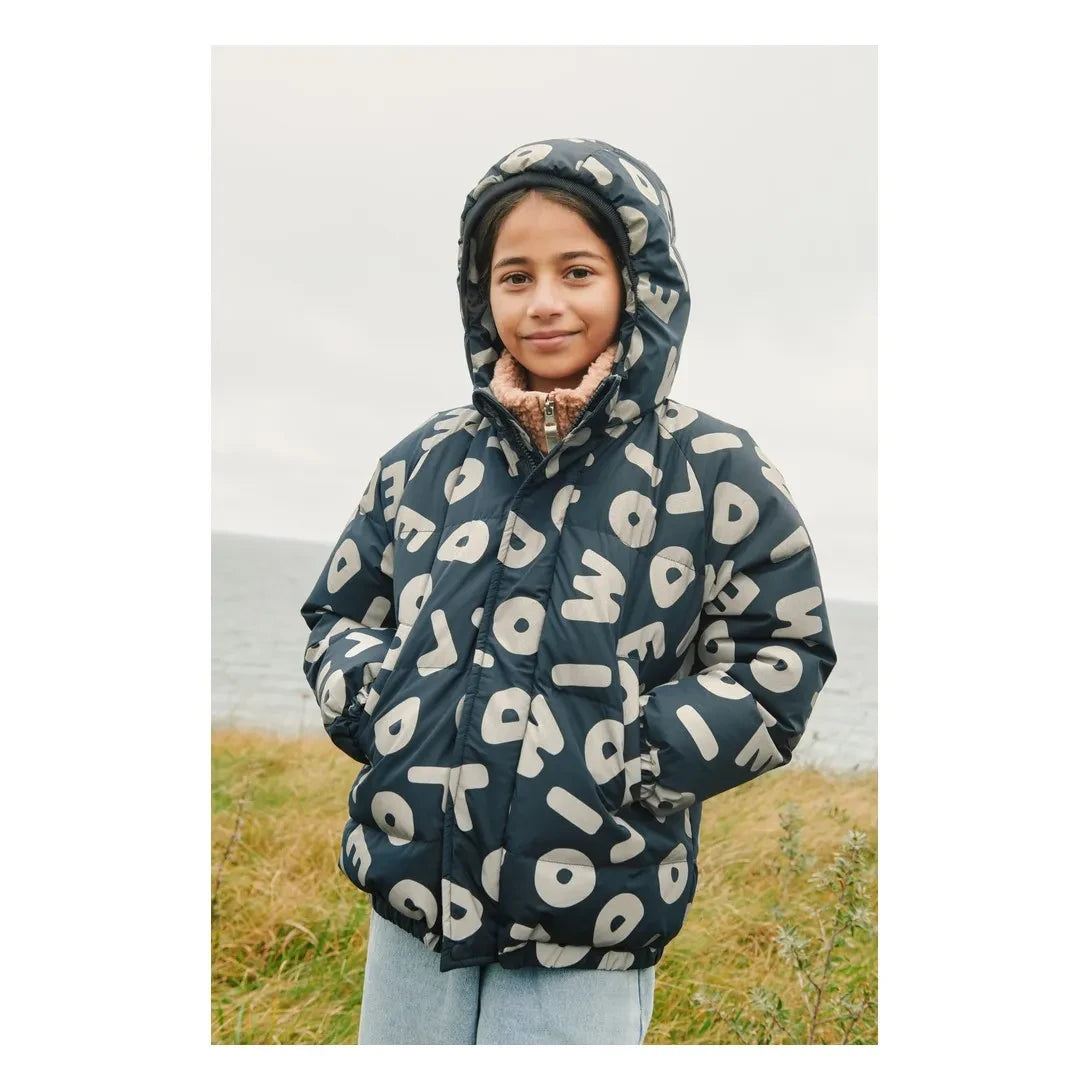 Liewood - Chaqueta de plumón Adelina con letras reflectantes Hecha de fibras recicladas | Azul marino