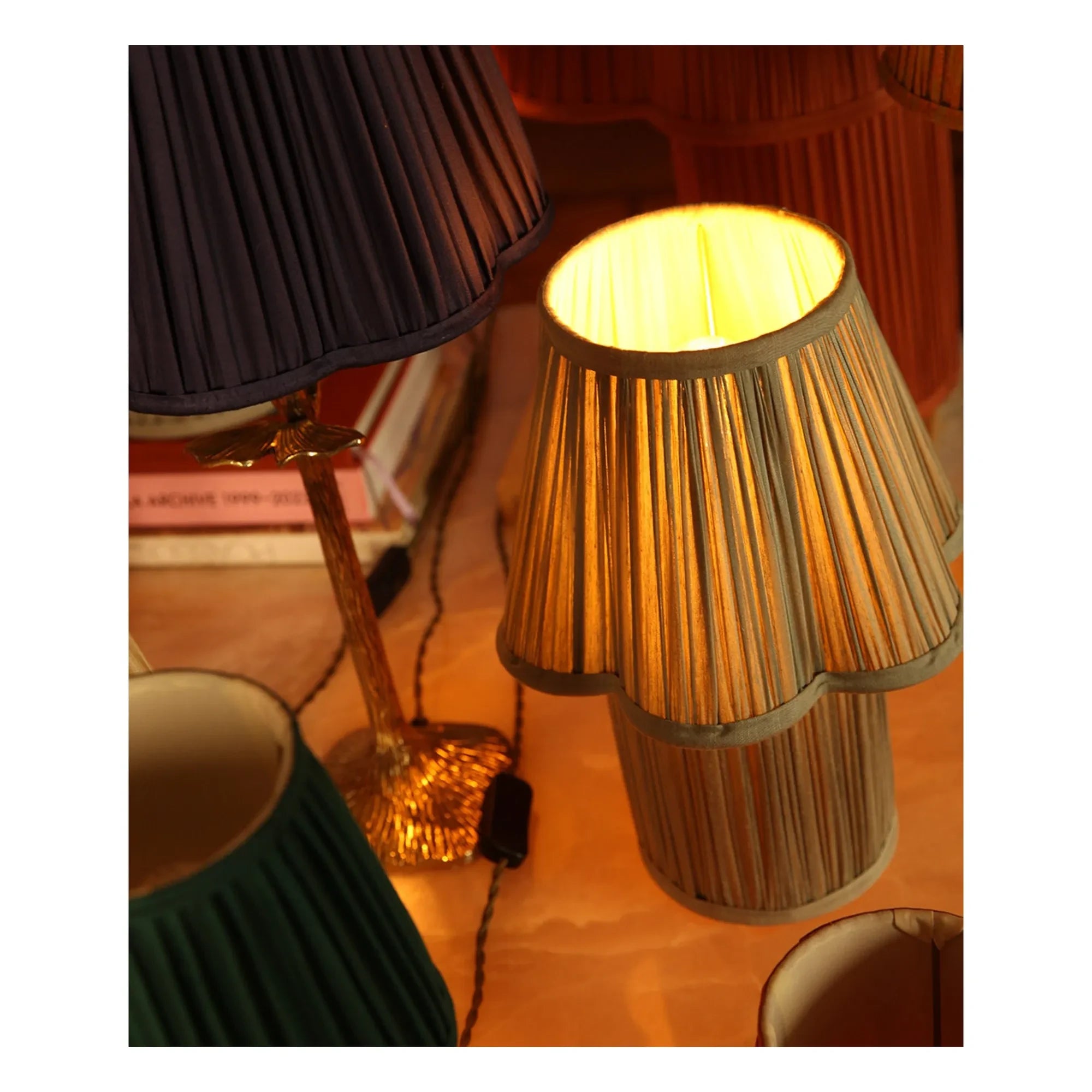 Doing Goods - Lámpara de mesa de seda Myra | Salvia