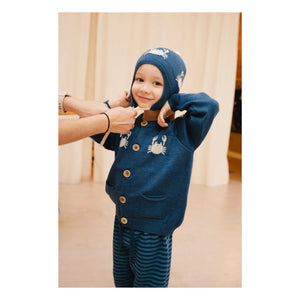 Bayiri - Gorro de lana merino "Dancing Crabs" | Azul