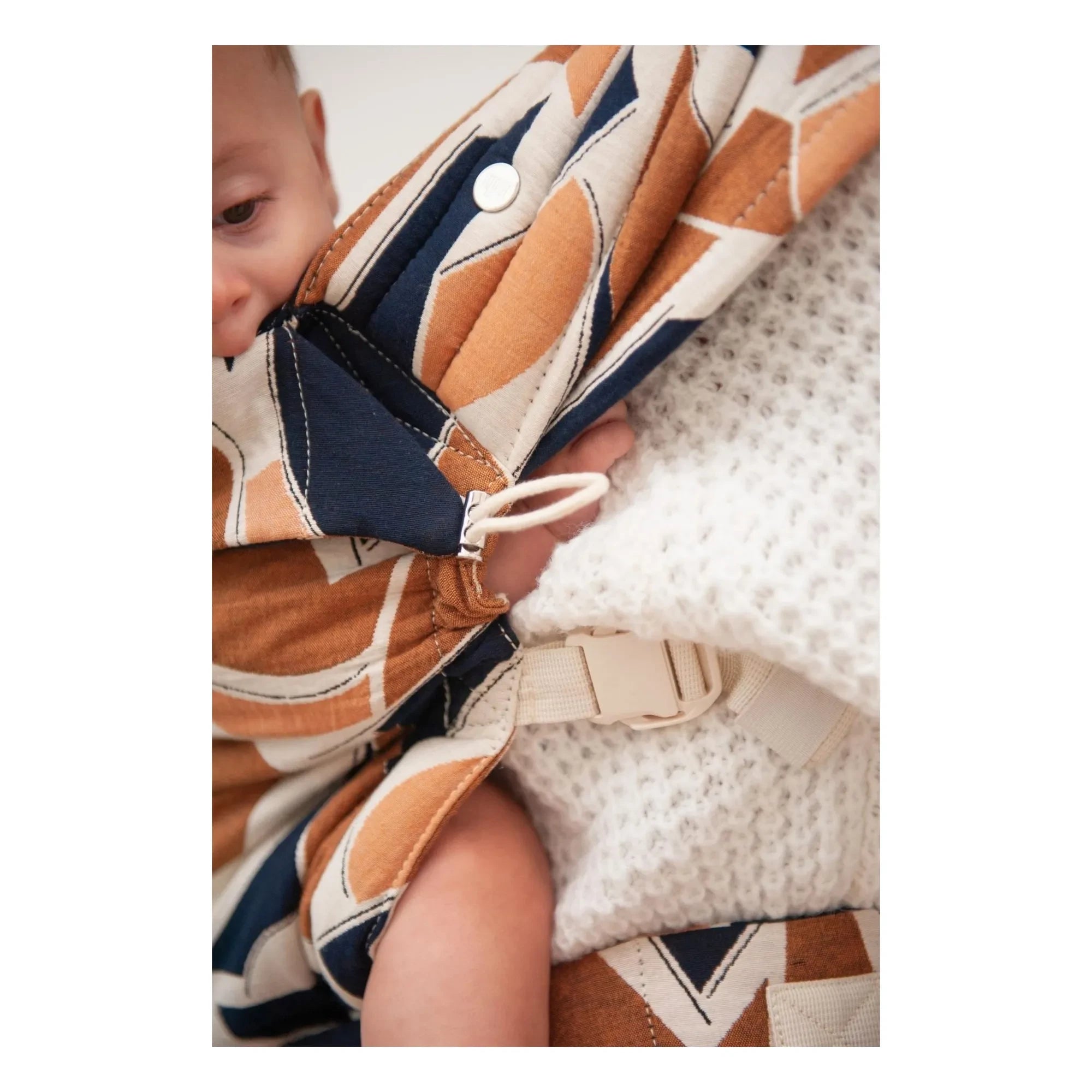 Mama Hangs - Mochila portabebés Carry & Bloom | Earth