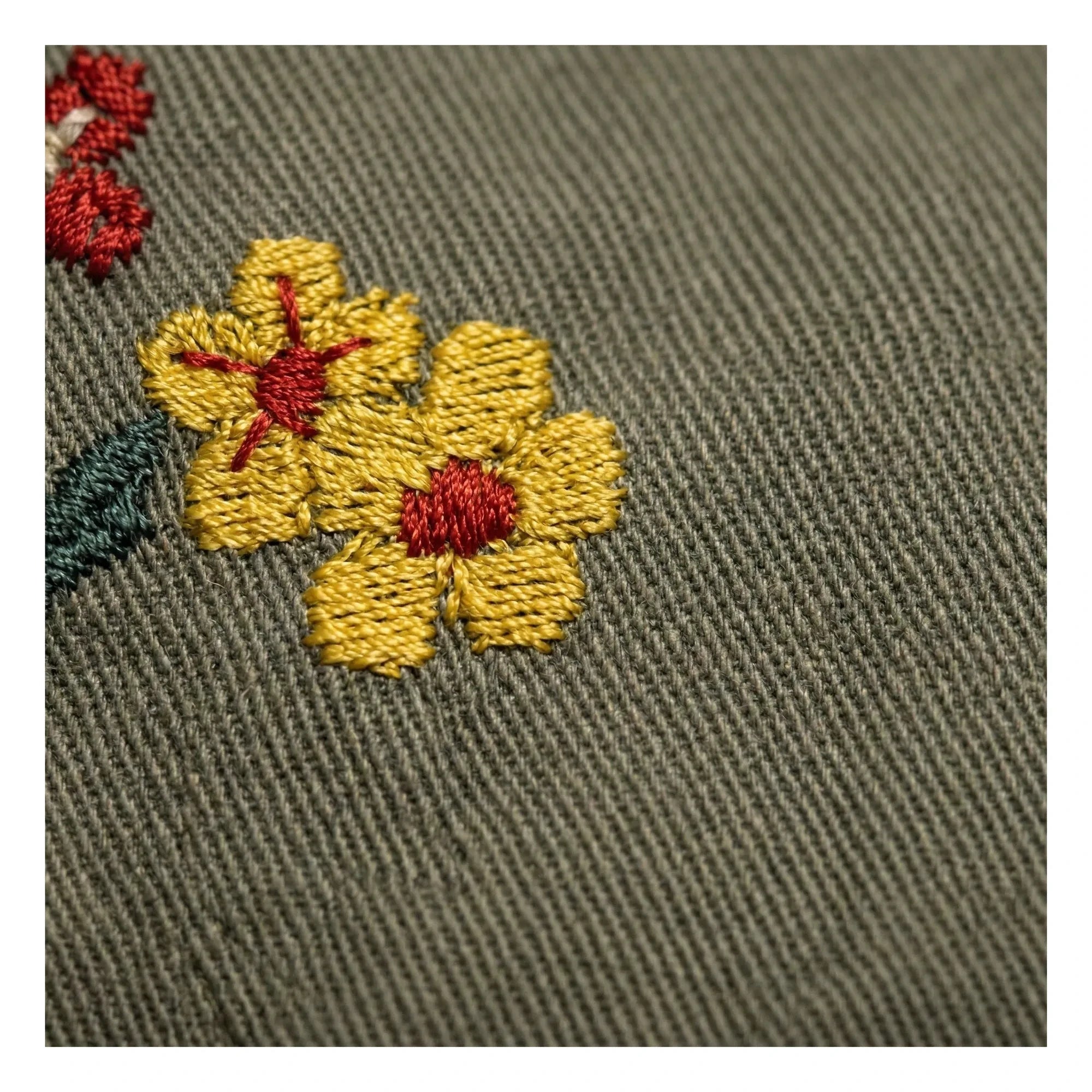 Hundred Pieces - Devi Fleurie Delantal | Verde almendra