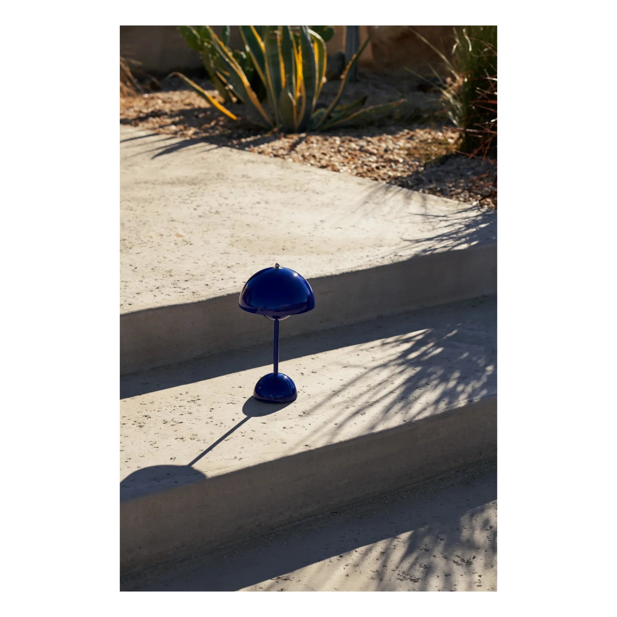 & Tradition - Lámpara de Mesa Portátil Flowerpot VP9, Vernon Panton | Azul