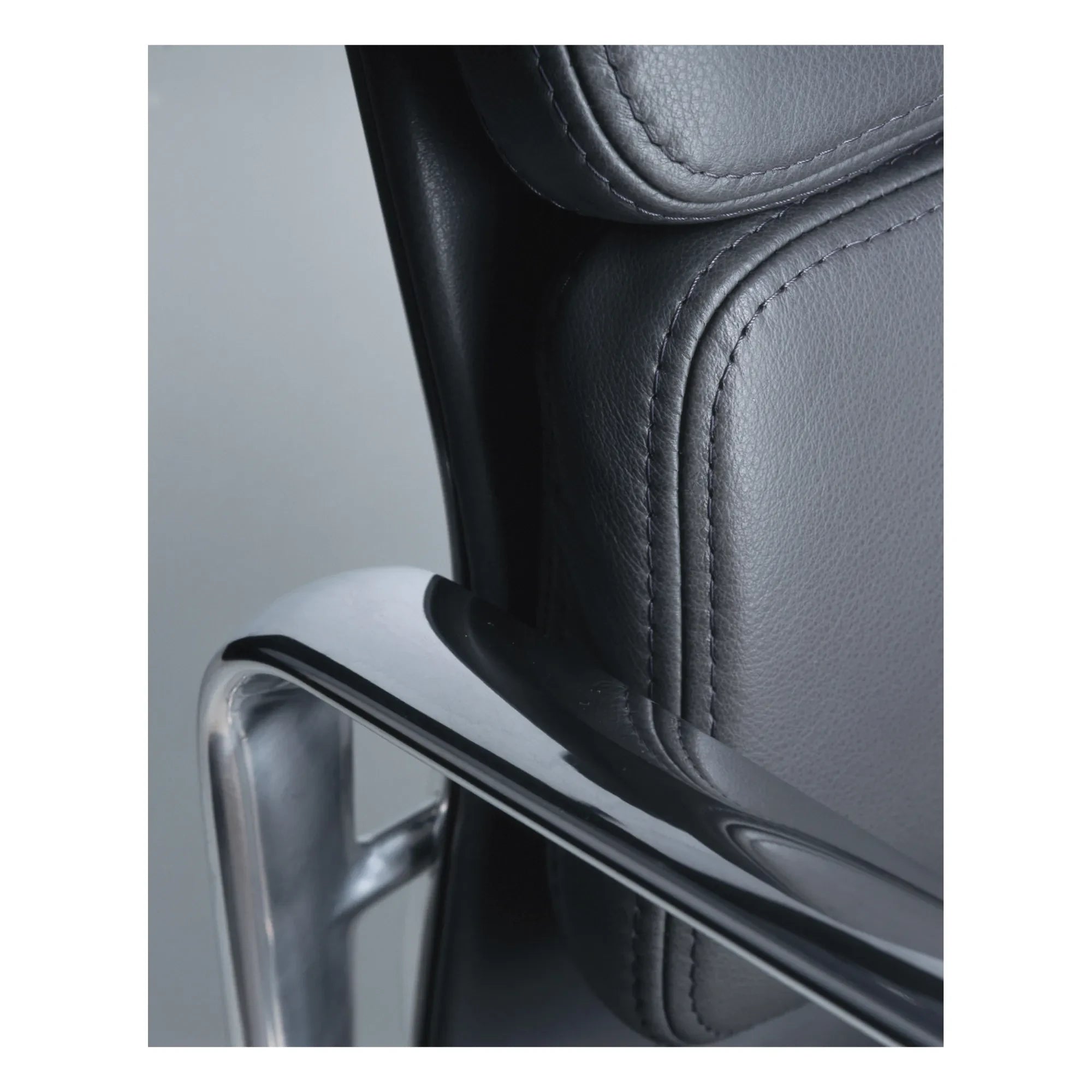Vitra - Silla giratoria Soft Pad EA 217 de piel | Negro